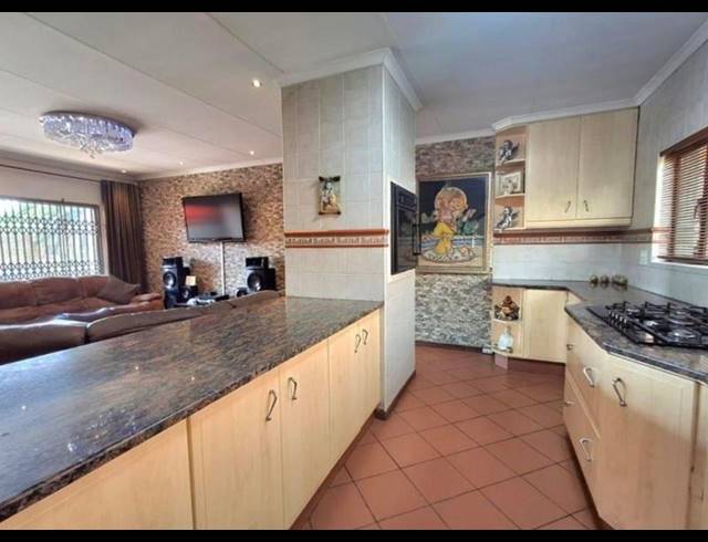 4 BEDROOM HOUSE FOR SALE IN DALPARK EXT 1